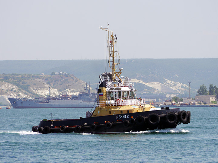 Рейдовый буксир "РБ-412" Черноморского флота на ходу