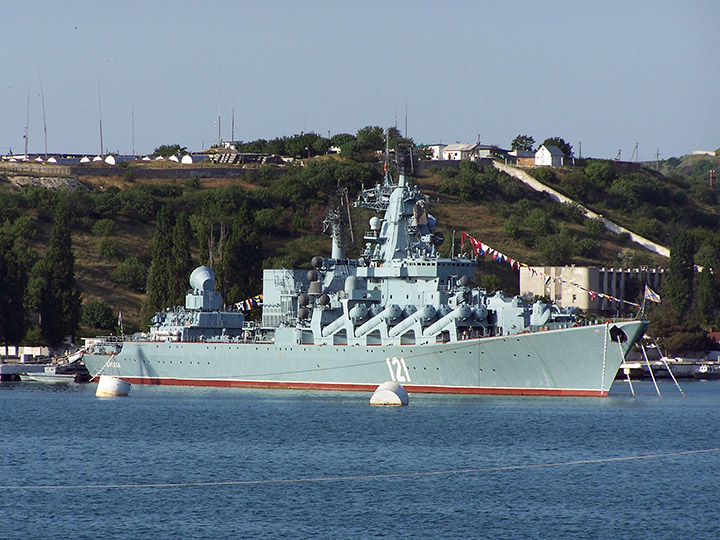 Гвардейский ракетный крейсер "Москва" у причала с флагами расцвечивания