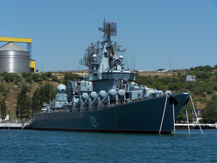 Гвардейский ракетный крейсер "Москва" у причала в Севастополе