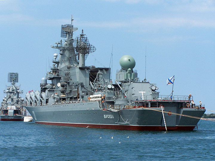 Гвардейский ракетный крейсер "Москва" в Севастопольской бухте