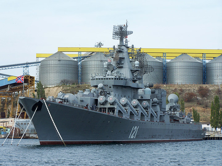 Гвардейский ракетный крейсер "Москва" у причала
