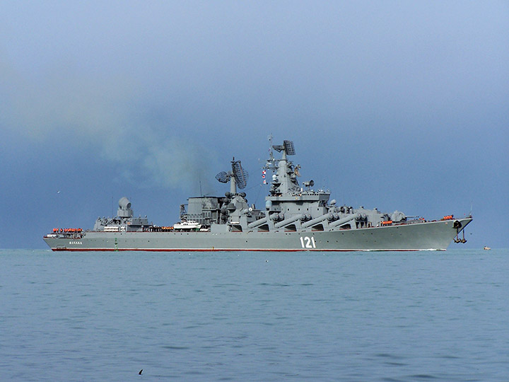 Гвардейский ракетный крейсер "Москва" возвращается с боевой службы