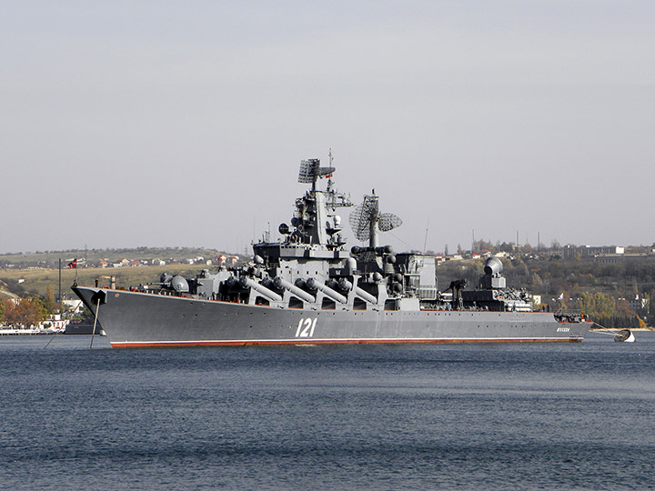 Гвардейский ракетный крейсер "Москва" на стенде в Севастополе