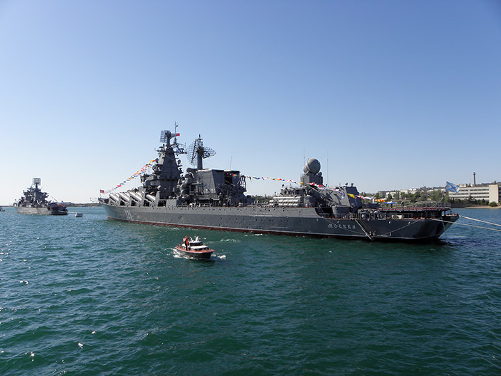 Гвардейский ракетный крейсер "Москва" в парадном строю боевых кораблей