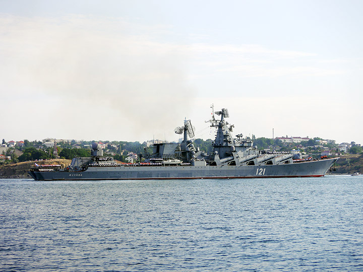Гвардейский ракетный крейсер "Москва" на ходу