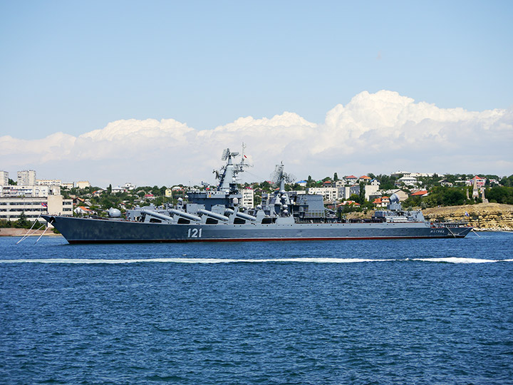 Гвардейский ракетный крейсер "Москва" в бухте Севастополя