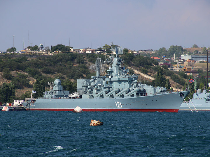 Гвардейский ордена Нахимова ракетный крейсер "Москва" после докования
