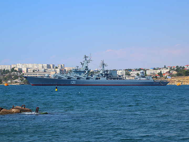 Гвардейский ракетный крейсер "Москва" на бочках в Севастопольской бухте