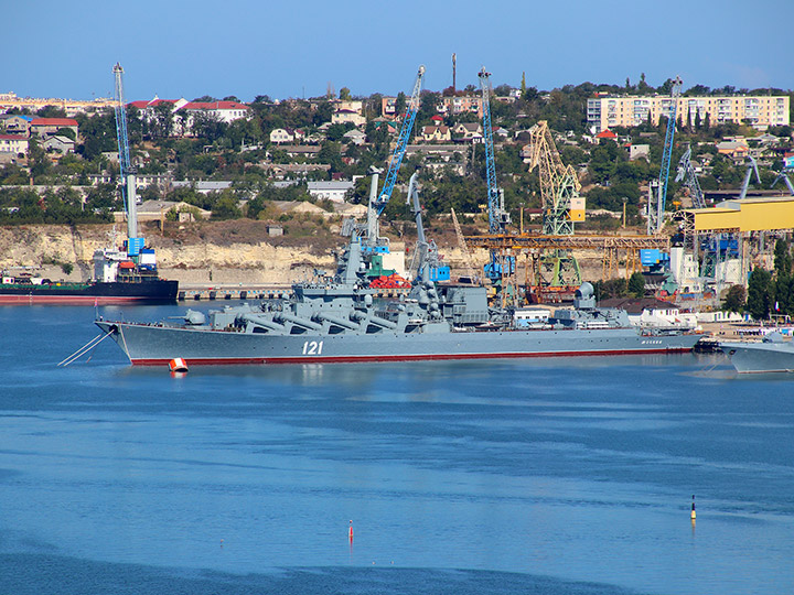 Гвардейский ракетный крейсер "Москва" у причала в Севастопольской бухте