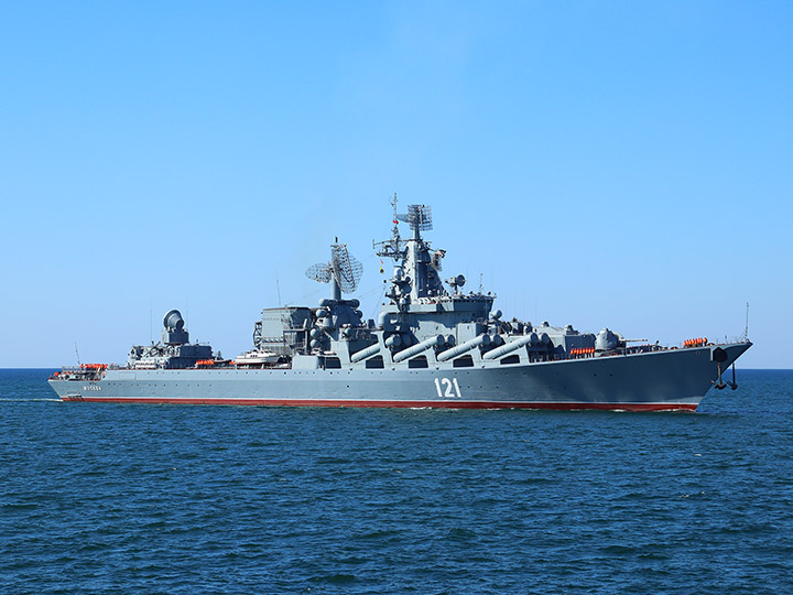 Гвардейский ракетный крейсер "Москва" Черноморского флота в море
