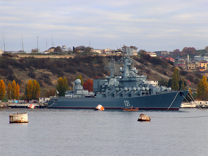 Гвардейский ракетный крейсер "Москва" у причала в Севастопольской бухте