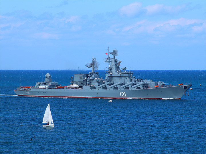 Гвардейский ракетный крейсер "Москва" возвращается в Севастополь из выхода в море