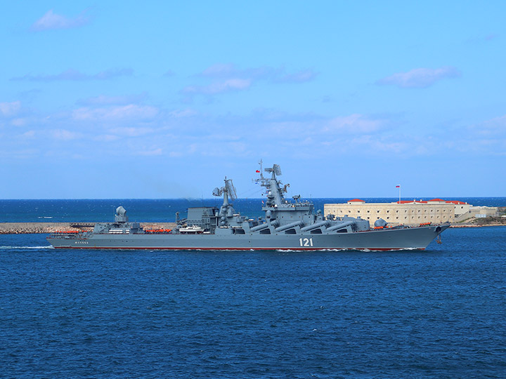 Гвардейский ракетный крейсер "Москва" на фоне Константиновской батареи в Севастополе