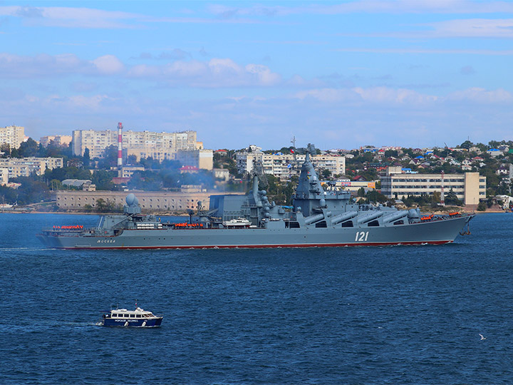 Гвардейский ракетный крейсер "Москва" на фоне Михайловской батареи в Севастополе