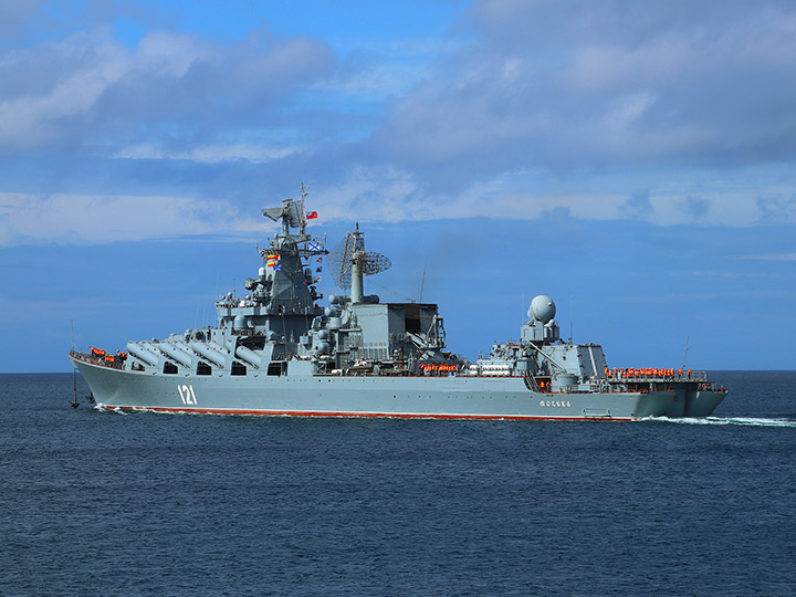 Гвардейский ракетный крейсер "Москва" выходит в море