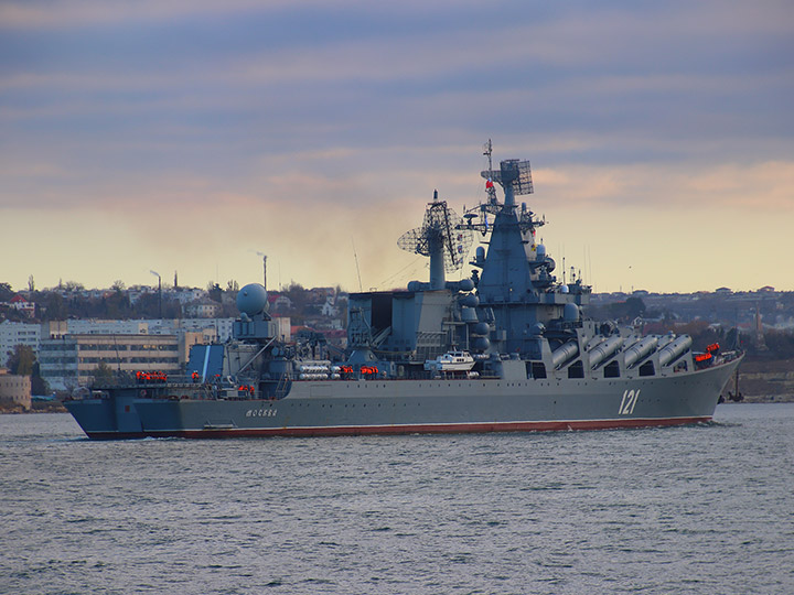 Гвардейский ракетный крейсер "Москва" заходит в Севастопольскую бухту