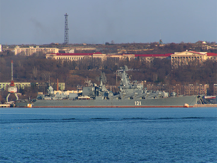 Гвардейский ракетный крейсер "Москва" у причала в Севастополе