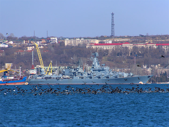 Гвардейский ракетный крейсер "Москва" с закрашенным бортовым номером