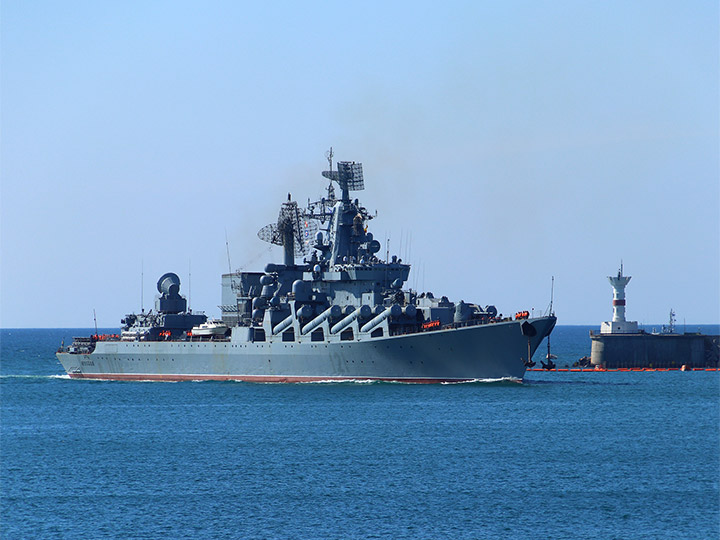 Гвардейский ракетный крейсер "Москва" Черноморского флота заходит в Севастопольскую бухту