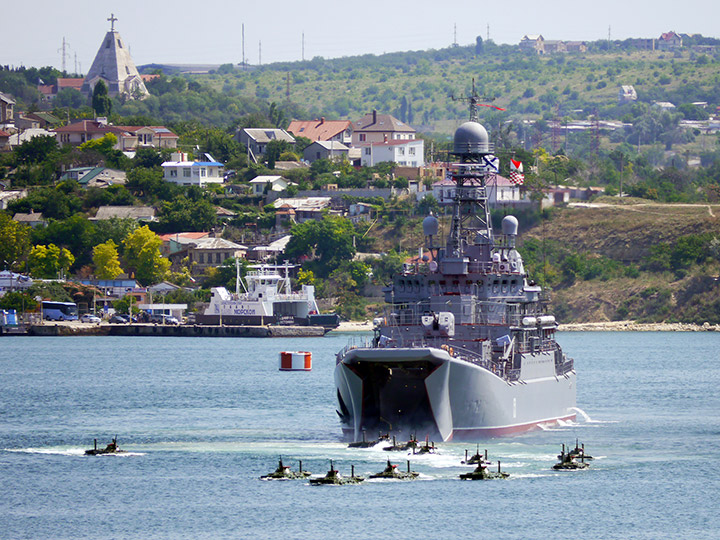 Высадка десанта на плав с большого десантного корабля "Азов"