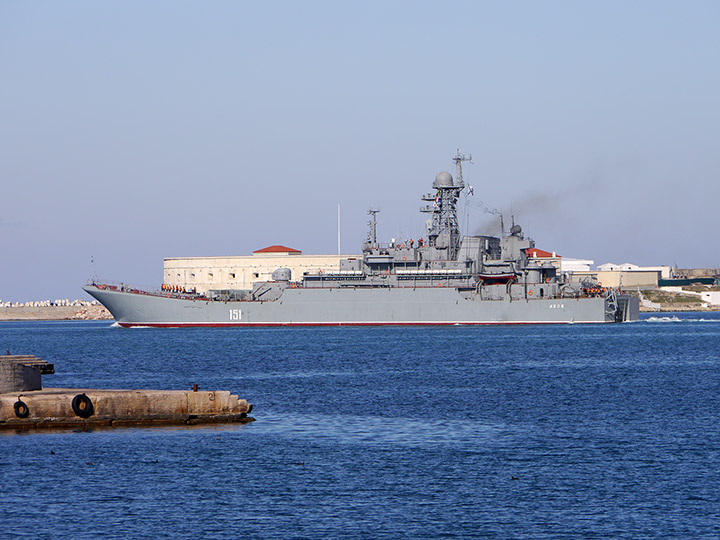 БДК "Азов" уходит в море