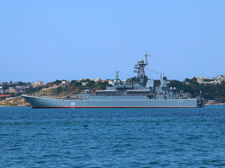 БДК "Азов" Черноморского флота в Севастопольской бухте