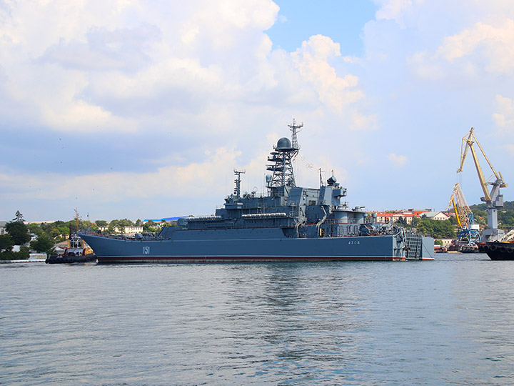 БДК "Азов" Черноморского флота в Южной бухте Севастополя