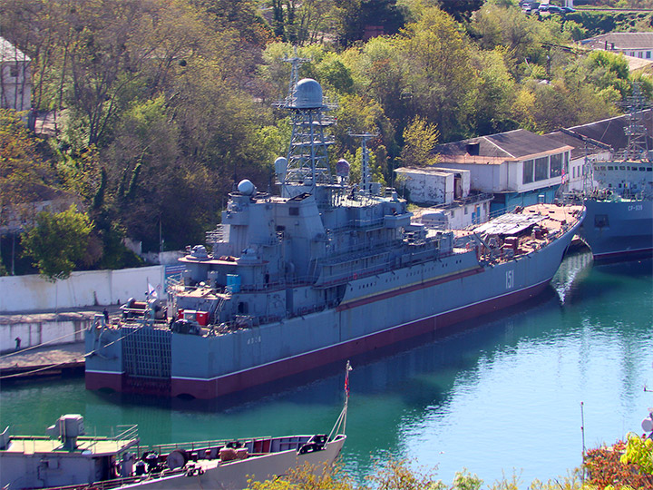 Большой десантный корабль "Азов" Черноморского флота после докования