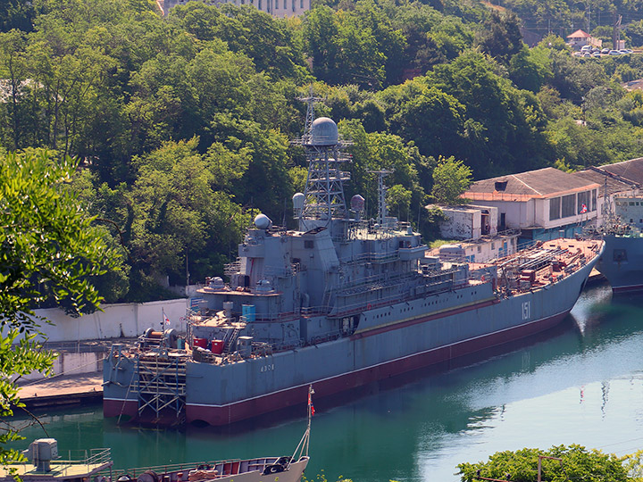 Большой десантный корабль "Азов" Черноморского флота у причальной стенки