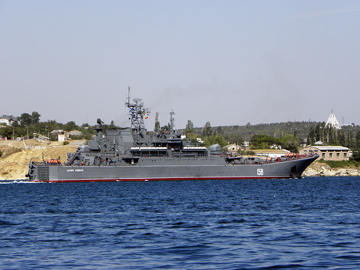 БДК "Цезарь Куников" в Севастопольской бухте
