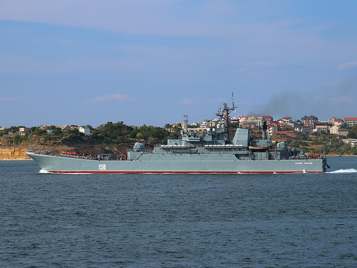 БДК "Цезарь Куников" на ходу в Севастопольской бухте