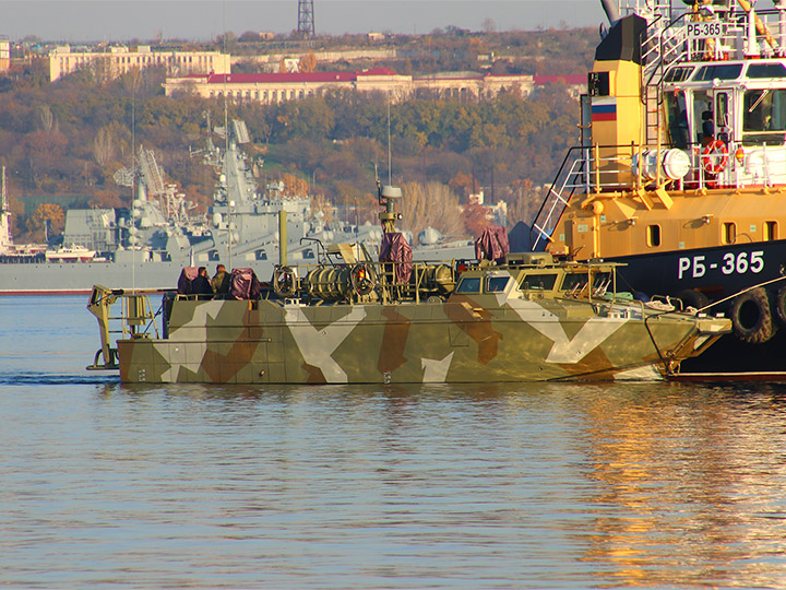 Буксировка десантного катера "Д-309" в Севастополе