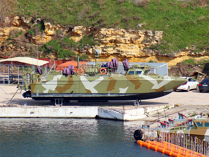 Десантный катер "Д-309" на киль-блоках в Южной бухте Севастополя