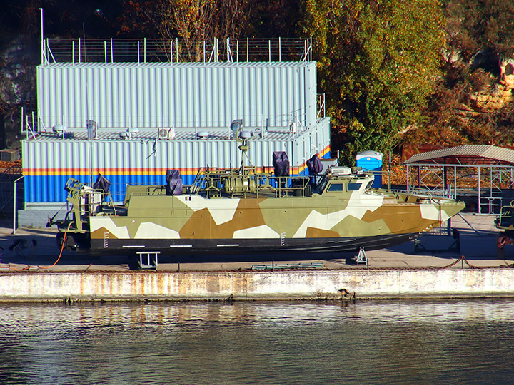 Десантный катер Д-311 на киль-блоках на берегу Южной бухты Севастополя