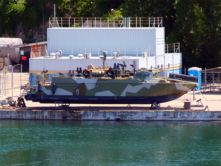 Десантный катер Д-311 Черноморского флота, установленный на киль-блоки на берегу