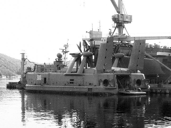 Малый десантный корабль на воздушной подушке "МДК-18" в Севастопольской бухте