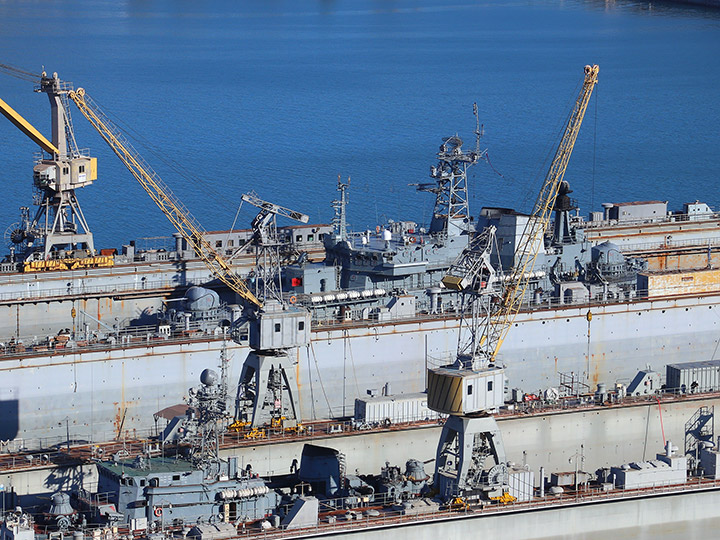 Большой десантный корабль "Новочеркасск" проекта 775 на доковании