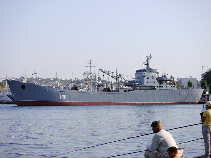 Большой десантный корабль "Орск" по окончанию договременного ремонта