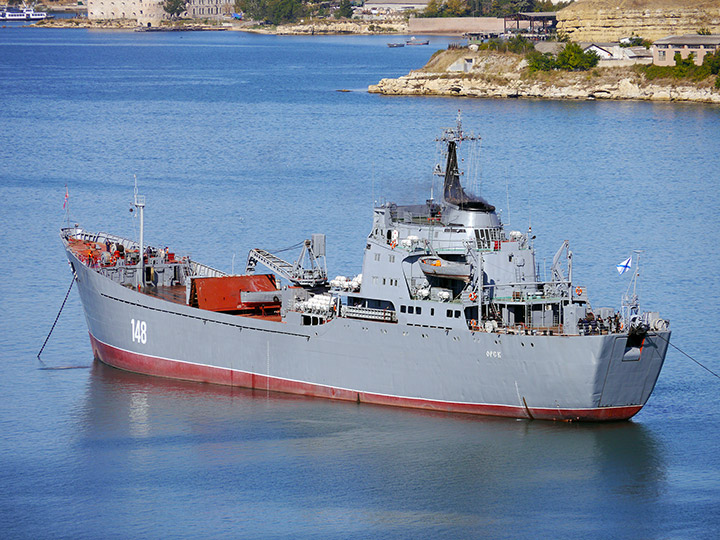 Большой десантный корабль "Орск" в Севастопольской бухте