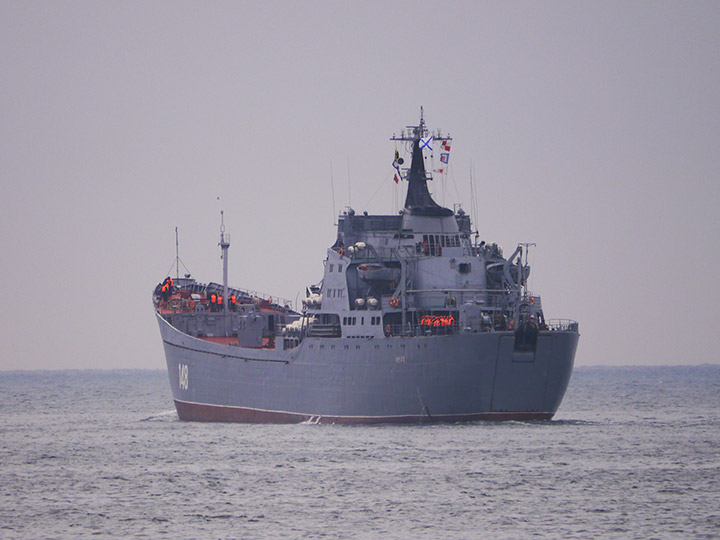 Большой десантный корабль "Орск" выходит в море