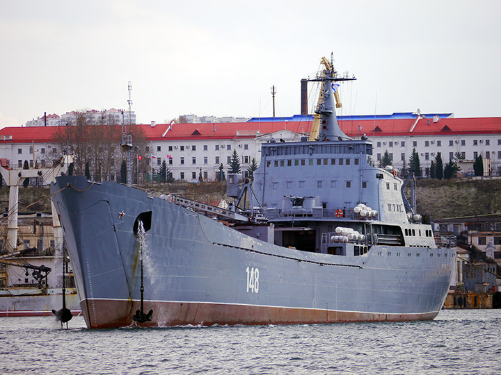 Большой десантный корабль "Орск" в Южной бухте Севастополя