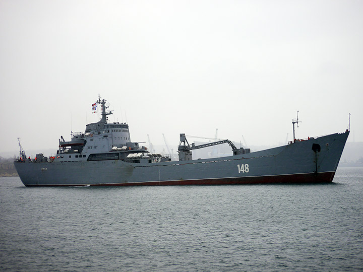 БДК "Орск" возвращается в Севастополь с боевой службы в Средиземном море