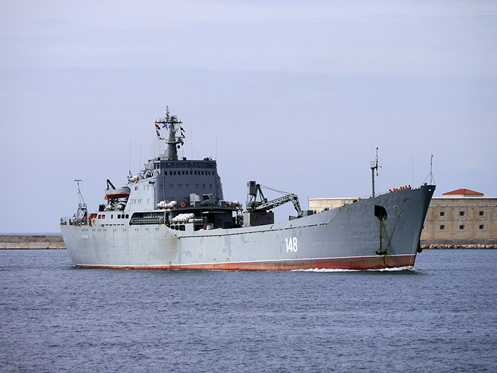Большой десантный корабль "Орск" заходит в Севастопольскую бухту