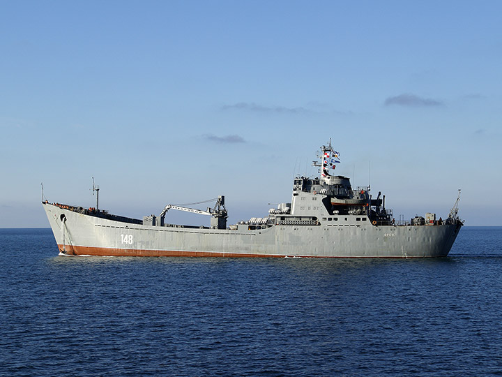 Большой десантный корабль "Орск" ЧФ РФ выходит в море