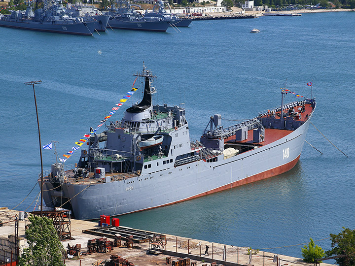 Большой десантный корабль "Орск" у причала судоремонтного завода