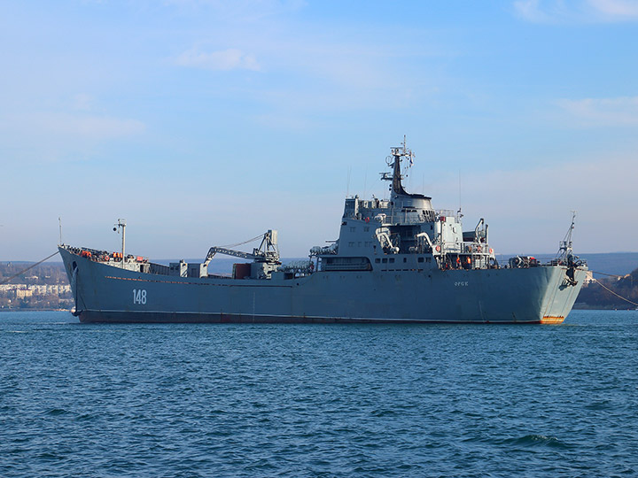 Большой десантный корабль "Орск" - буксировка в Севастопольской бухте
