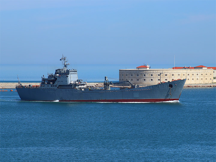 Большой десантный корабль "Орск" на фоне Константиновской батареи в Севастополе