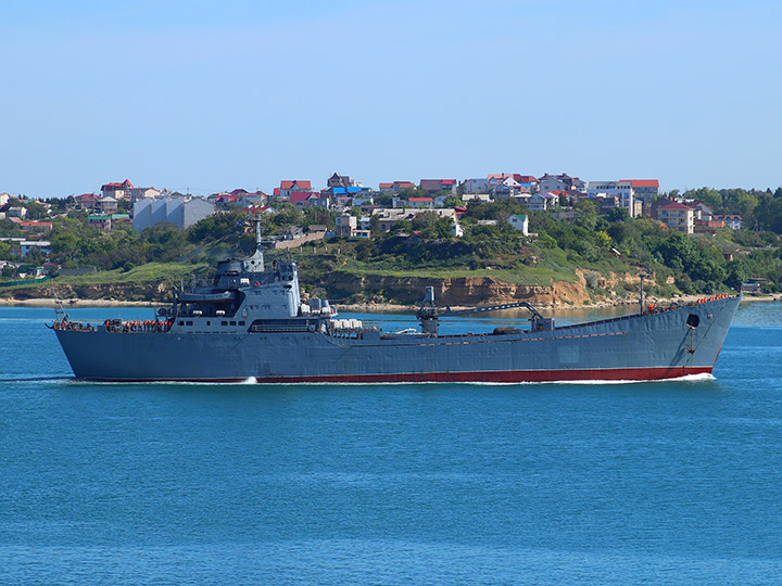Большой десантный корабль "Орск" на ходу в Севастопольской бухте