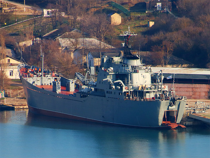 Большой десантный корабль "Орск" у причала в Севастополе