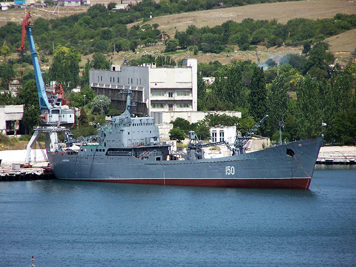 Большой десантный корабль "Саратов" у причала